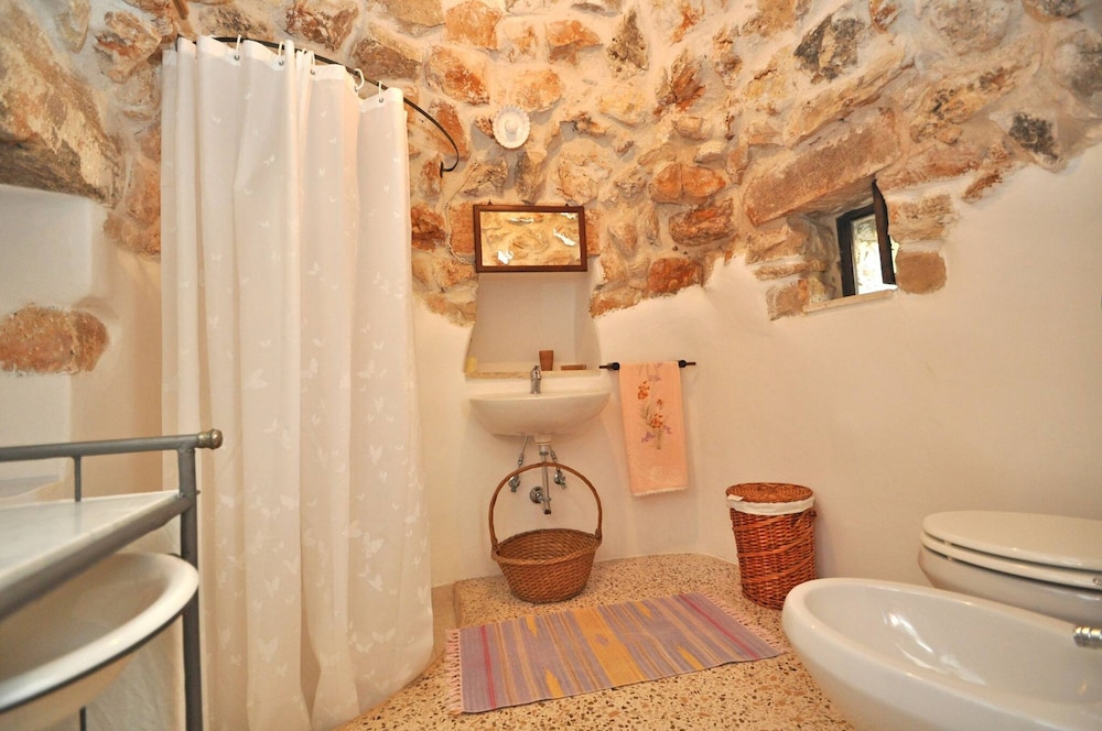 Trullo dei Beneficati a Pochi Metri dal Mare