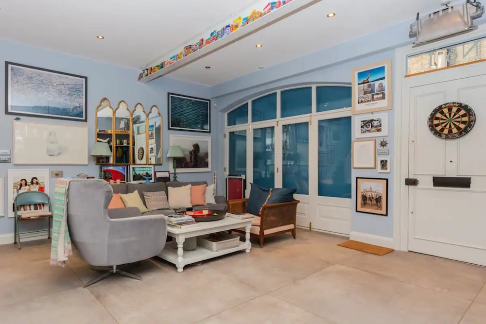 Contemporary 2 Bedroom House in Vibrant Shepherds Bush
