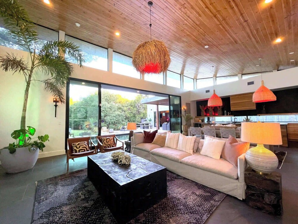 Eastside Mansion w Pool 7 Mins to Rainey