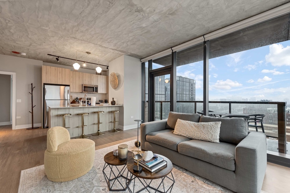 West Loop Duo 2 Stylish 2brs Walk to Dining