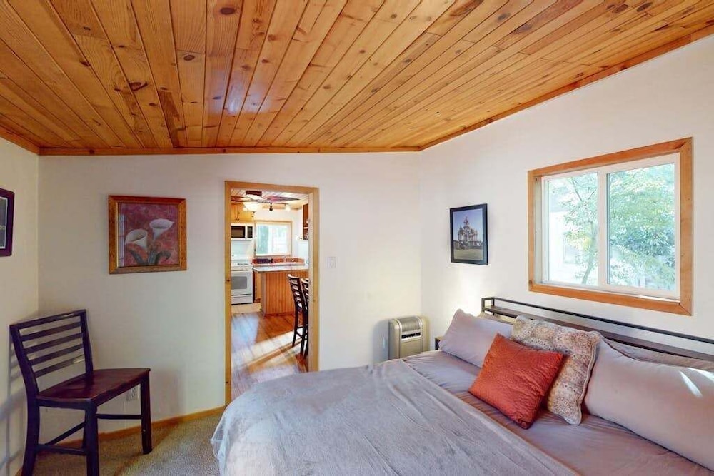 Rouge Cobb Mountain Hotel - Cabin 5