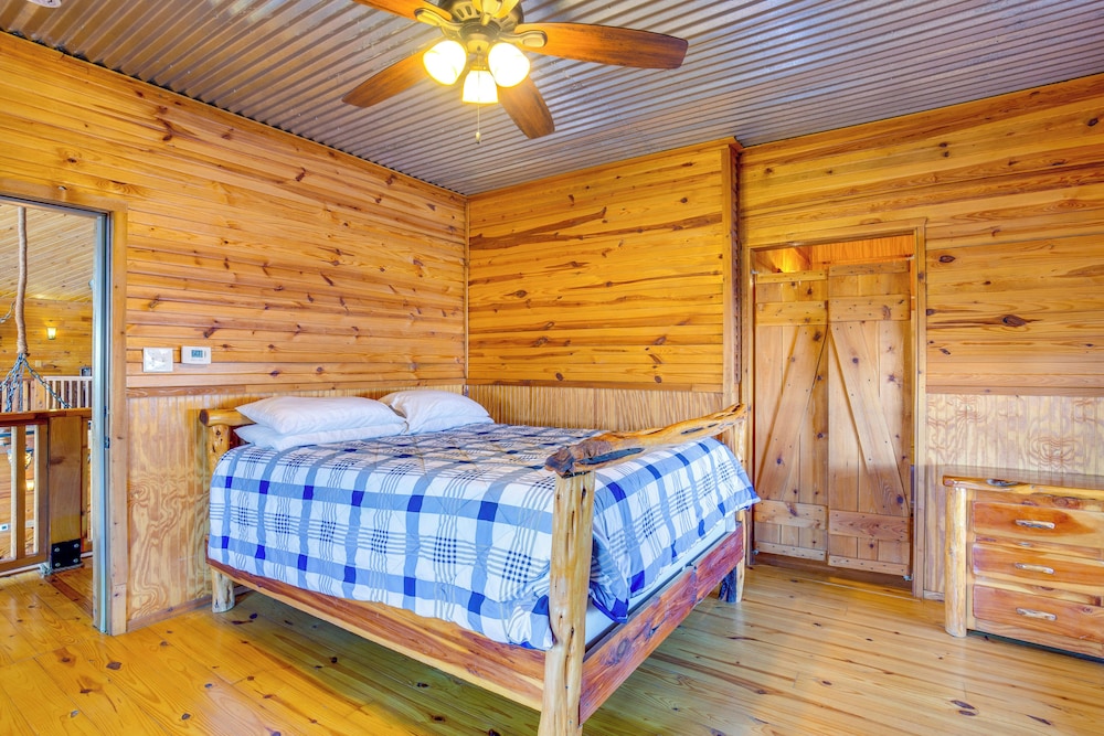 Group Getaway! Multi-level Lodge on Lake Tawakoni