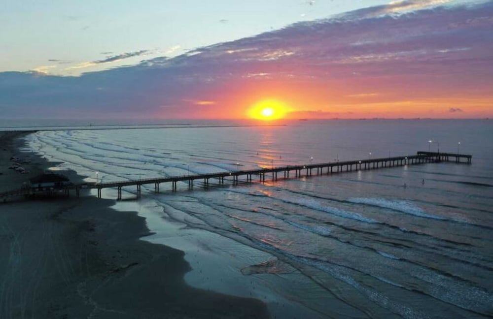 Sleeps 20 3 Condos w/ Beach Access, Pool, Tennis Courts Sea Sands Complex