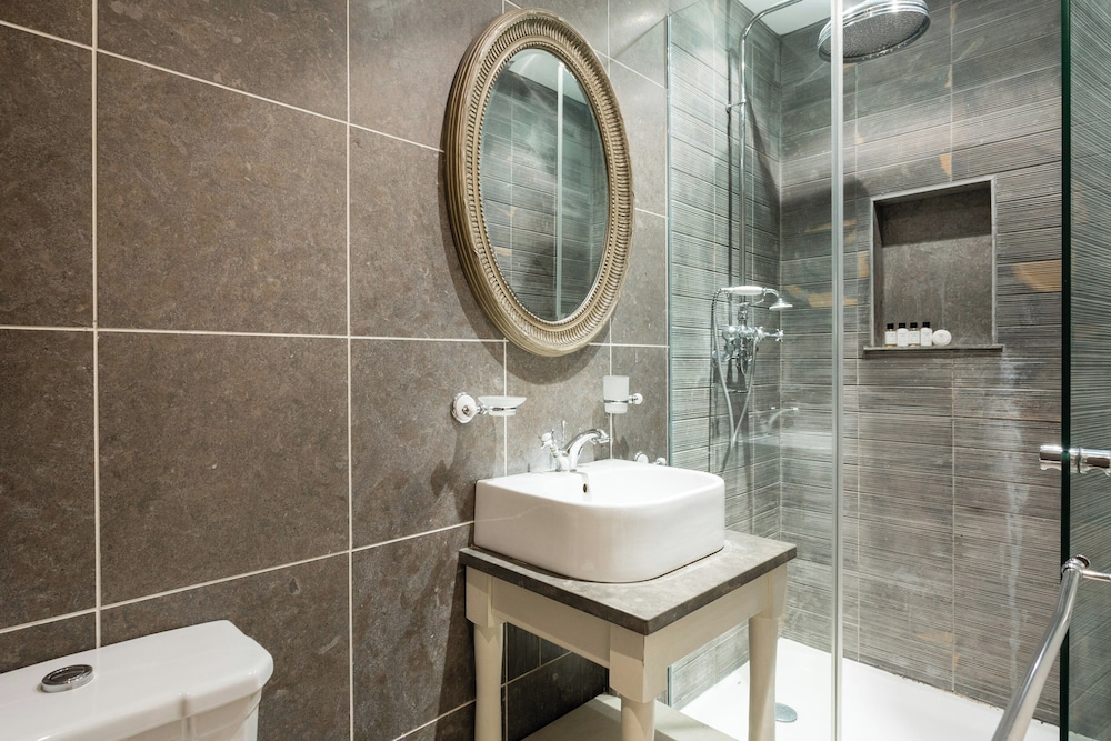 Holland Park Avenue VII by Onefinestay