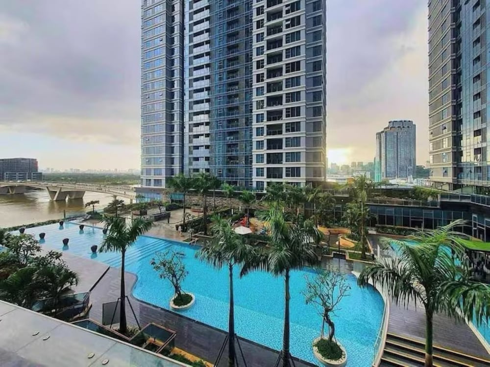 Skyway White & Silver Riverside Resident - Binh Thanh, HCM