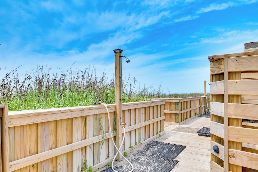 Breezy Pine Knoll Shores Escape: Walk to Beaches! view 5