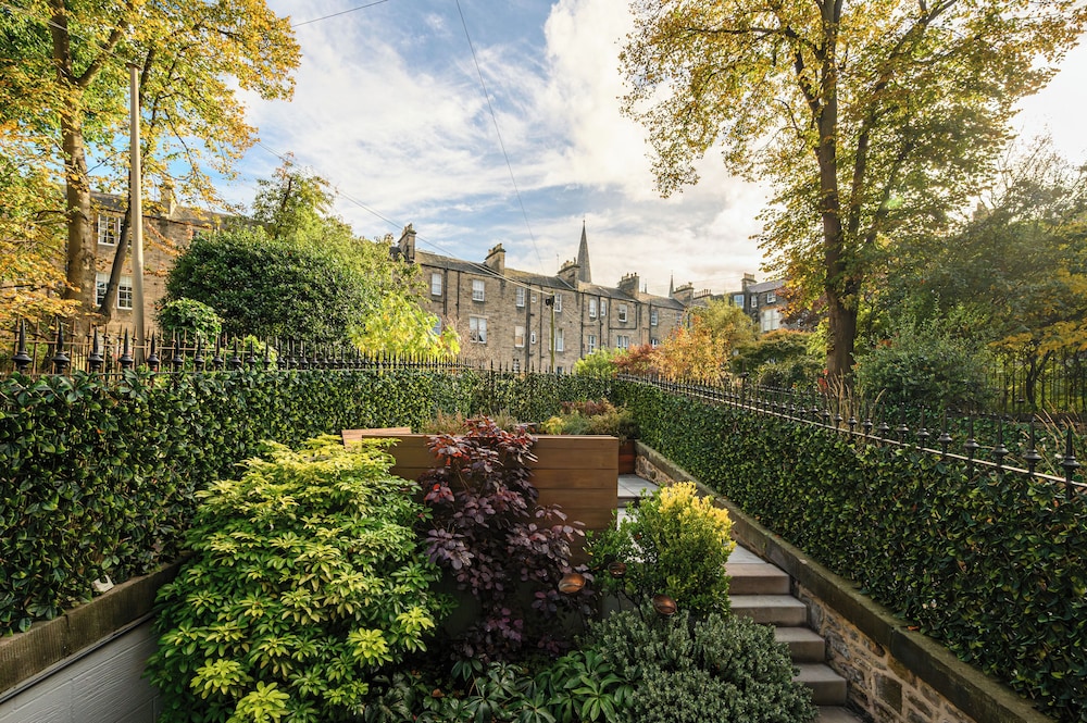 Elegant 3-Bedroom Flat in West End