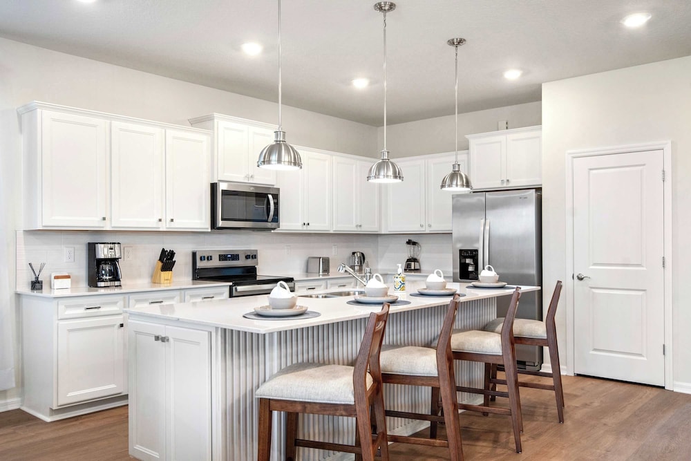 Bright & Spacious 7BR Pool Villa w/ Game Loft New Windsor Cay Resort Near Disney
