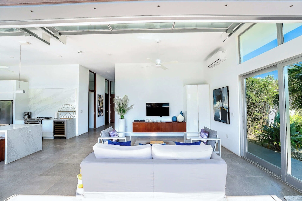 Family Beachside Villa With Hotel Amenities v7