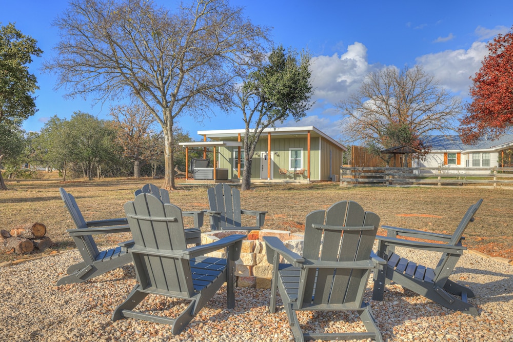 Evergreen Escape W/hot-tub 5 Min to Downtown!