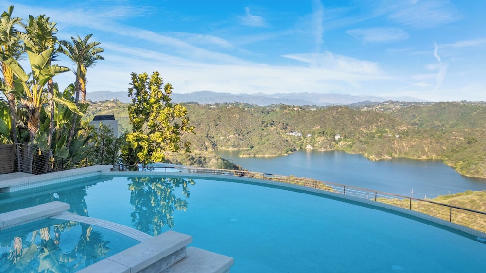 Stradella View - Bel-air Oasis w/ Infinity Pool & Stunning Panoramic Views
