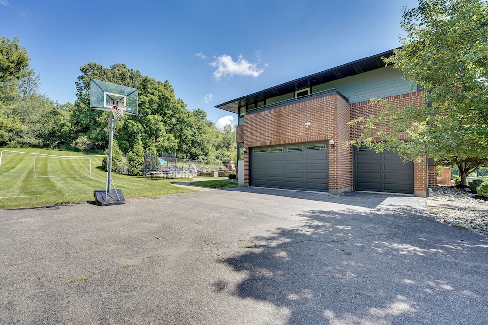 Spacious Family Getaway: 8 Mi to Main St Ann Arbor