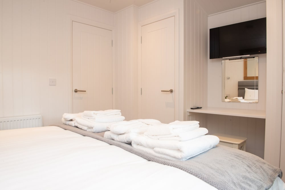 Super King Lodge-sleeps 2-hottub-sea View view 3