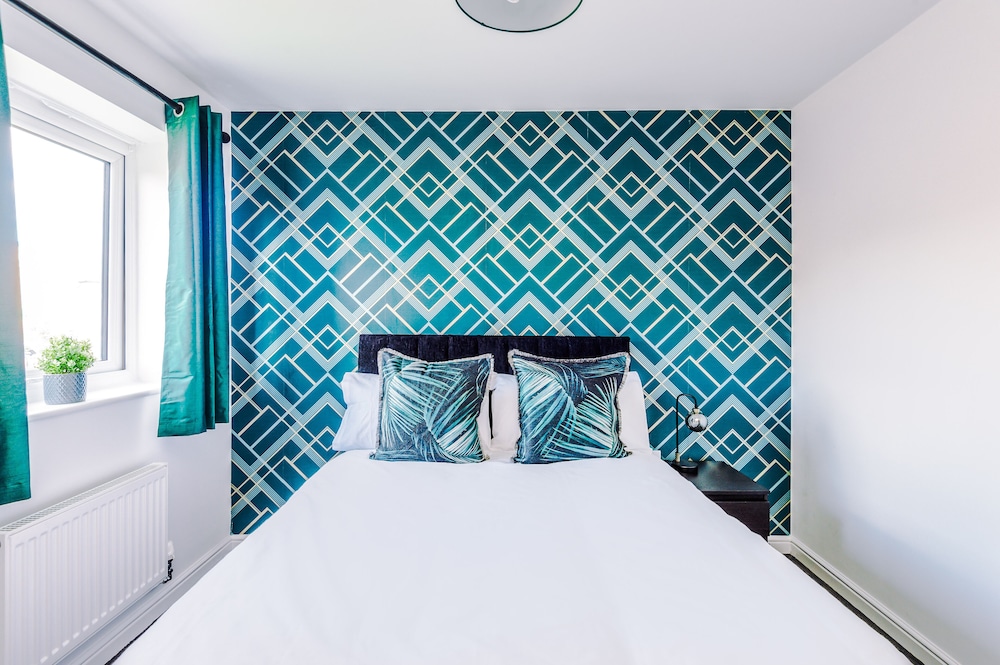 5 Bed House Manchester by MCR Dens view 2