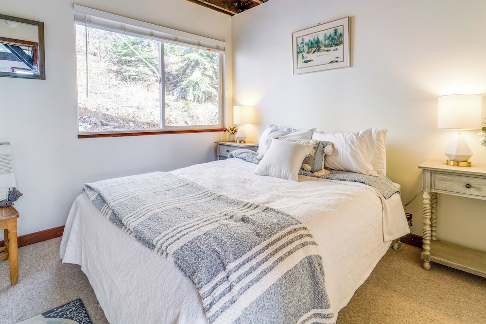 Serene Lakes Cabin w/ Deck: Dog Friendly!