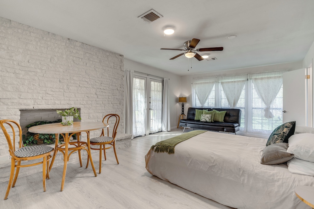 Charming Austin Home on 2 Acres: BBQ & Yard!