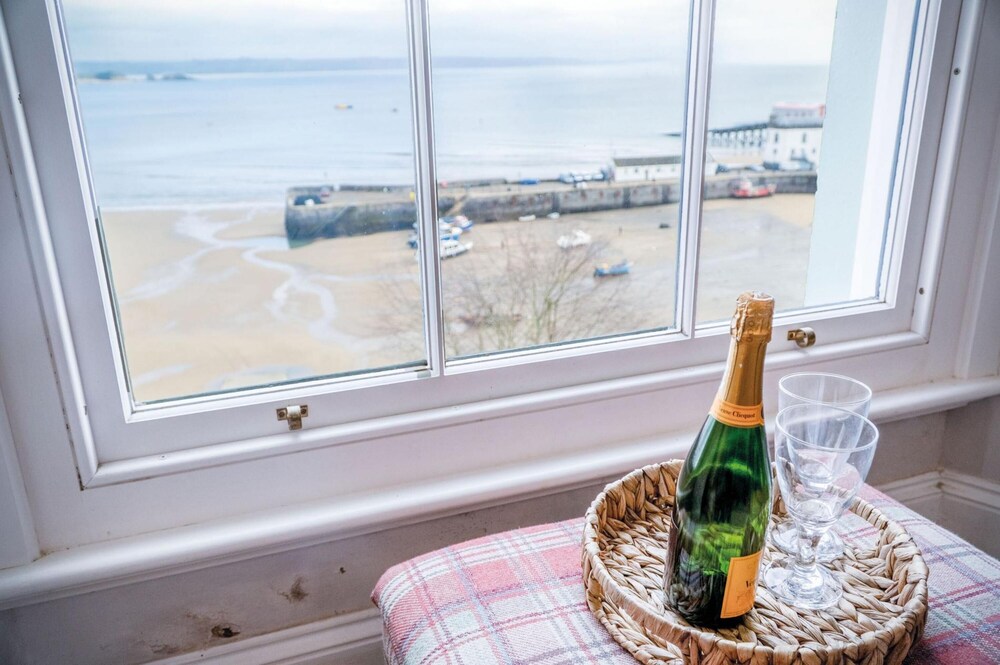 Belle Vue Court - 2 Bedroom Apartment - Tenby view 4