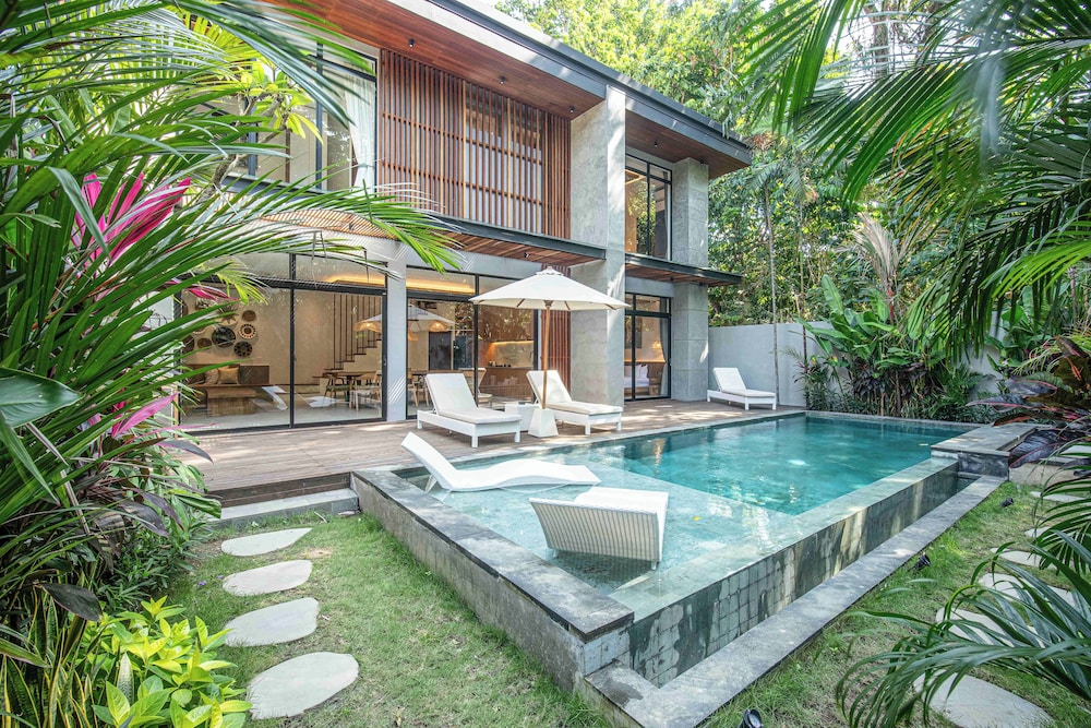 Enchanting 5BR Canggu Villa Moments to Sea