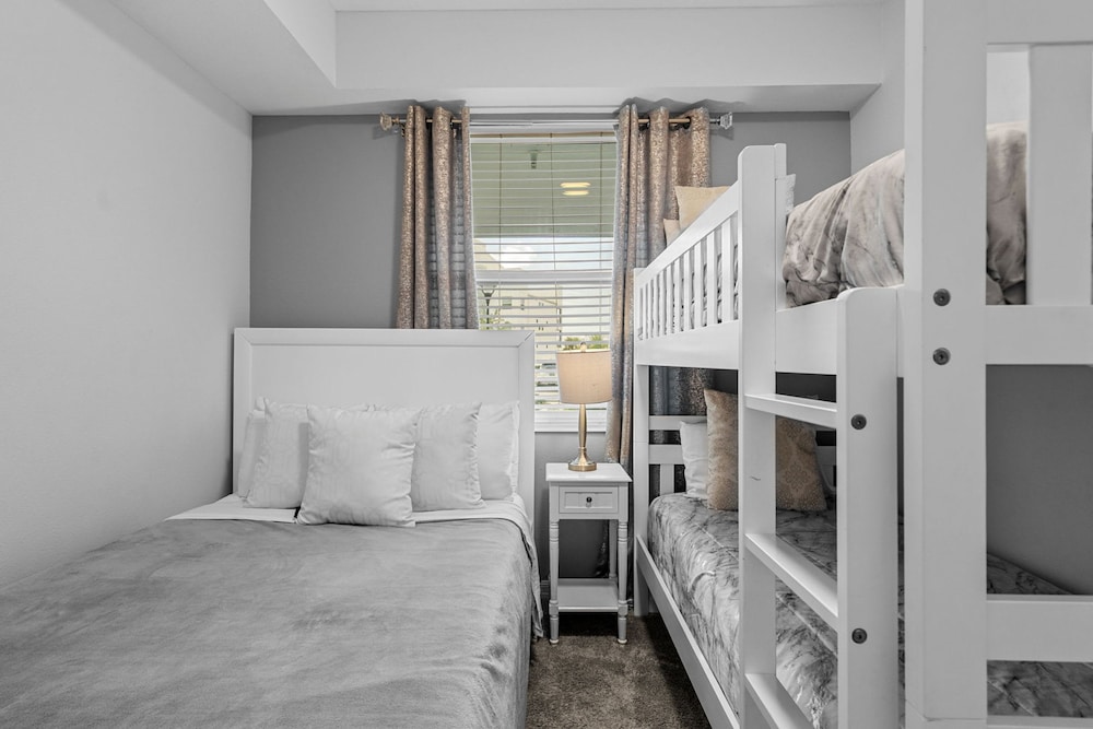 Cozy Stylish 2BR Condo Prime Storey Lake Spot