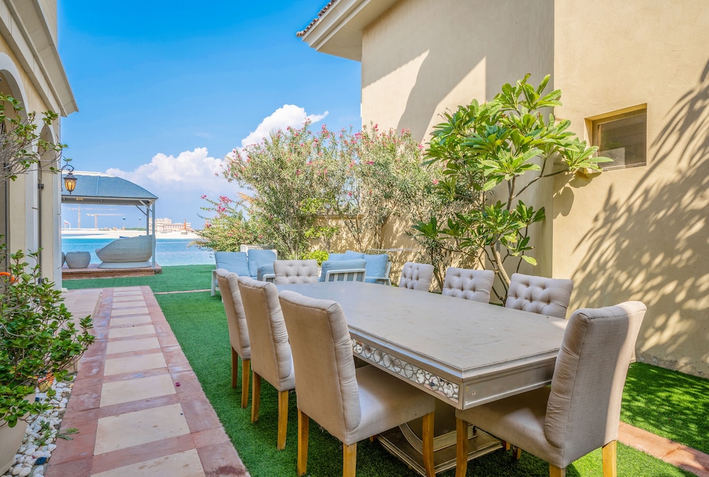 5BR Beach & pool villa in Palm