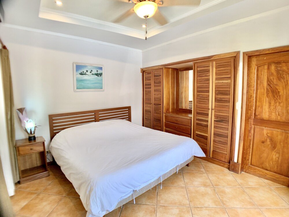 Villa Arenas: Private Pool & Easy Beach Access in Jaco by RedAwning