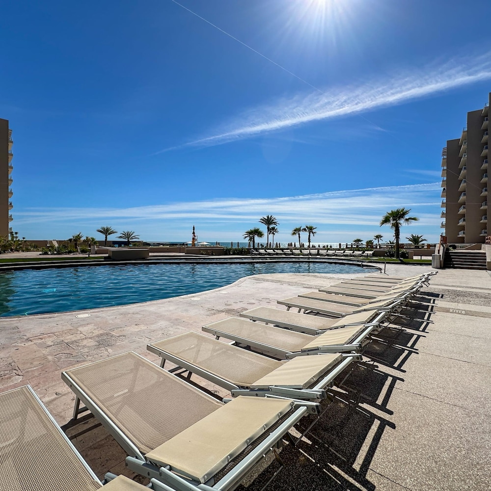 Luxury Ocean View Condo w Huge Deck