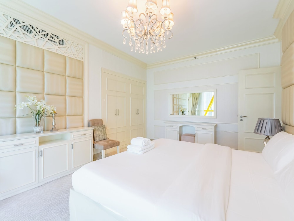 Luxury Spacious Condo in the Iconic Park Towers