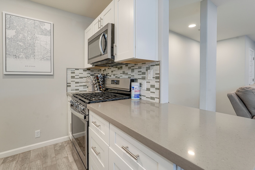 2 Mi to Old Town Scottsdale: Sleek Apartment