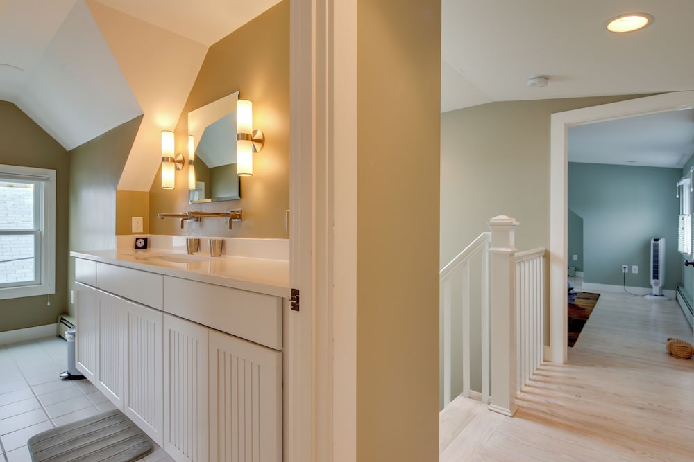 Walk to Beach: Gem w/ Patio & BBQ in Provincetown