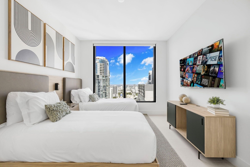 Experience Luxury & Bayfront Views