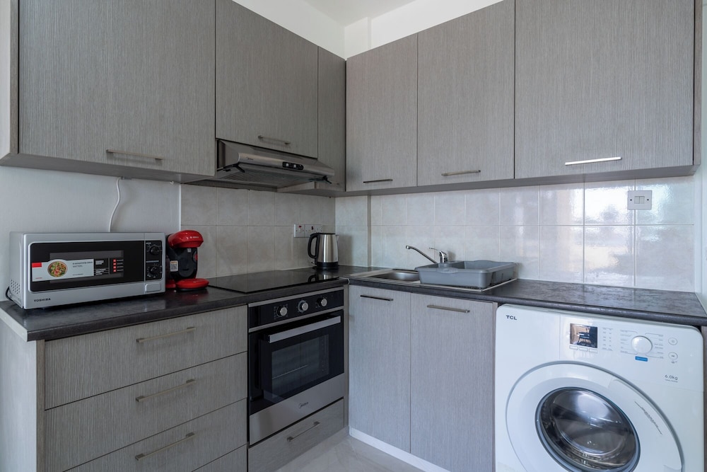 Andrea 3-BR Apt in Mackenzie With Pool