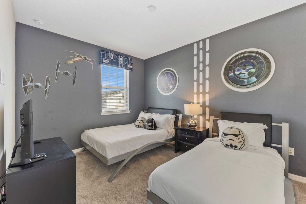 Minutes to Disney Parks + Universal Sleeps 21 w/ Pool, Hot Tub, Game Room
