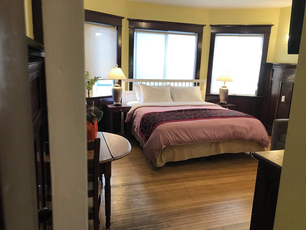 West Broadway guesthouse