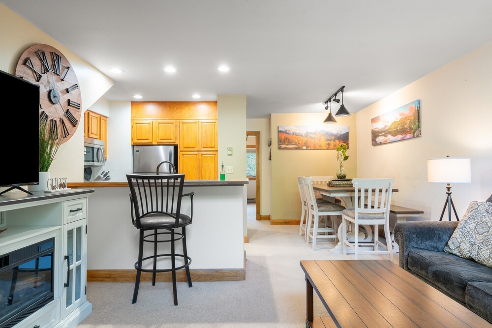 Cimarron Lodge 14 by Avantstay Ski-in/ski-out Property in Complex w/ Two Hot Tubs! Permit#3601 view 3