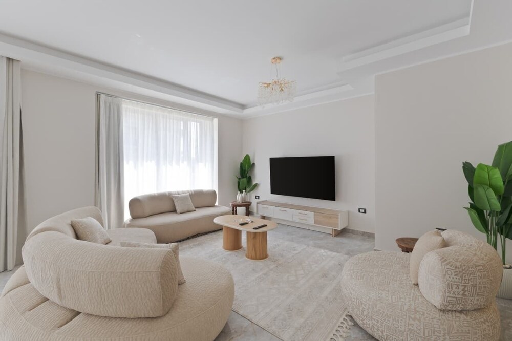 Upper Duplex 3BR in Eastown Sodic