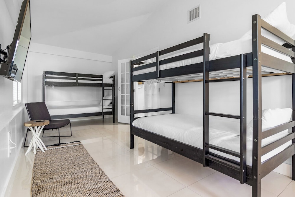 7BD Downtown Oasis Pool