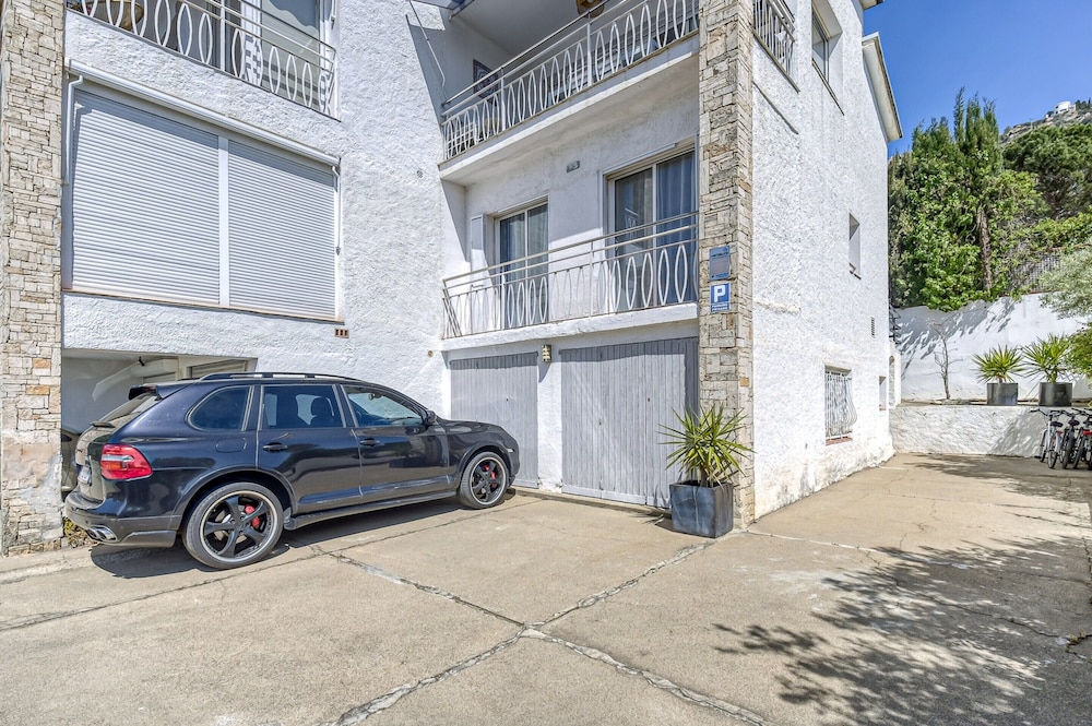 Apartment in Roses Near Platja Dels Palangrers