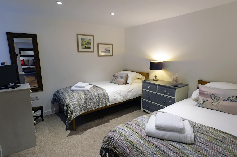 The Cwtch - Luxury Cottage Sea Views Pet Friendly view 4