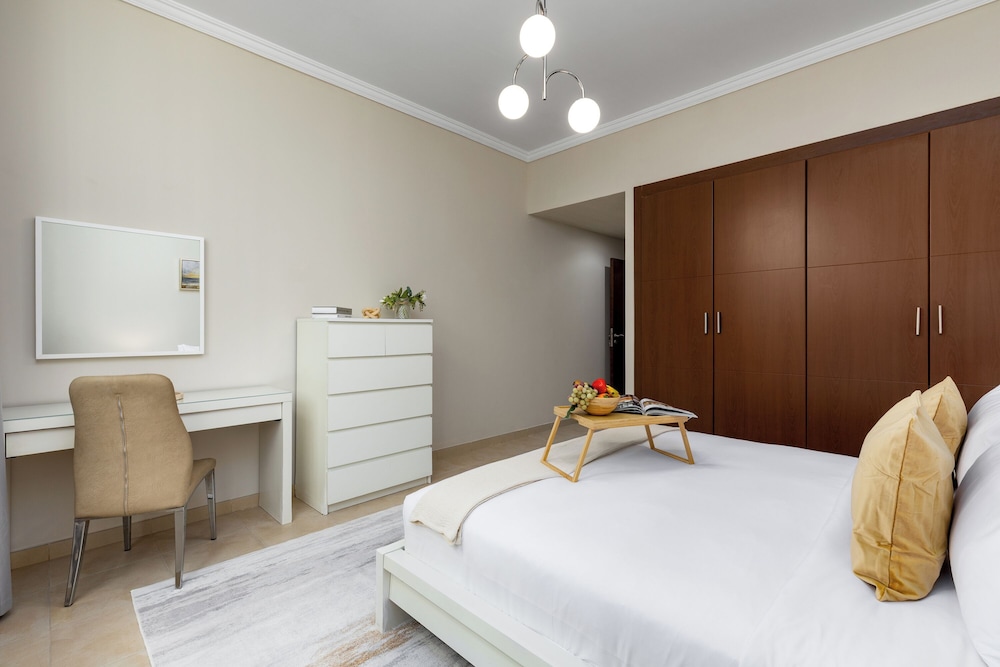 Maison Privee - Comfortable Downtown Apartment w/ City Skyline Vws