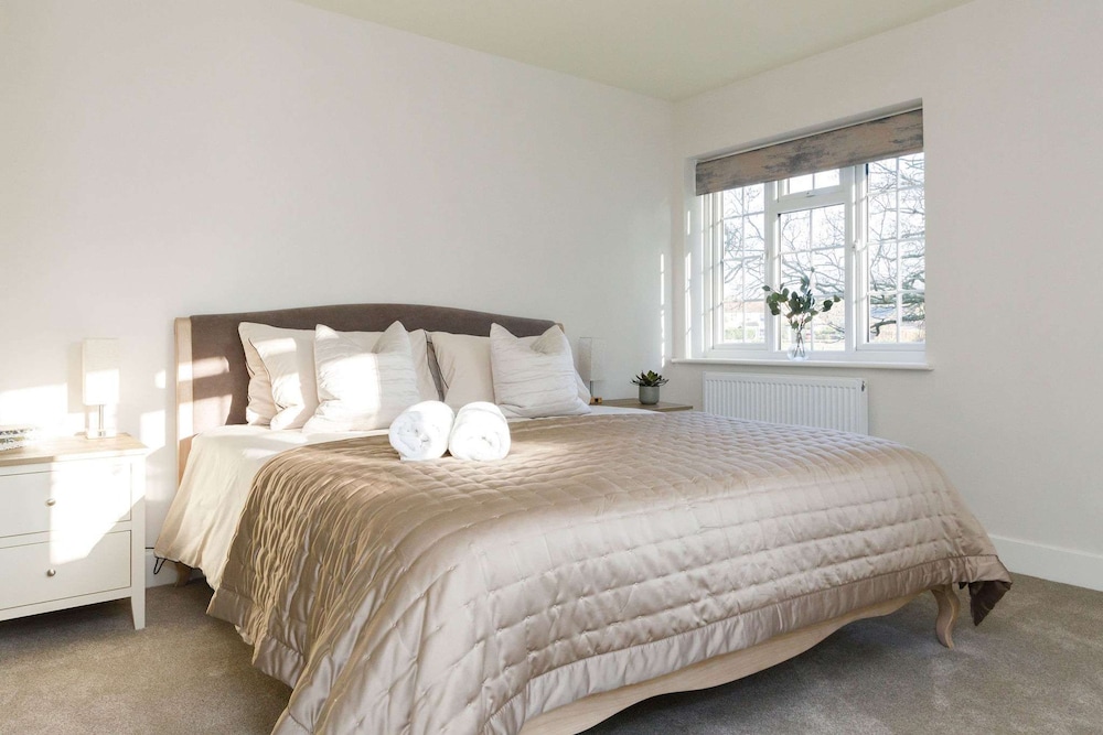 Beautiful 4-bed Close to South Downs Goodwood