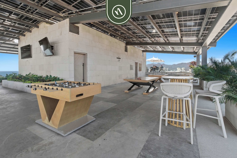 Luxury 2 BR Condo With Dream Pools - Beach - Art