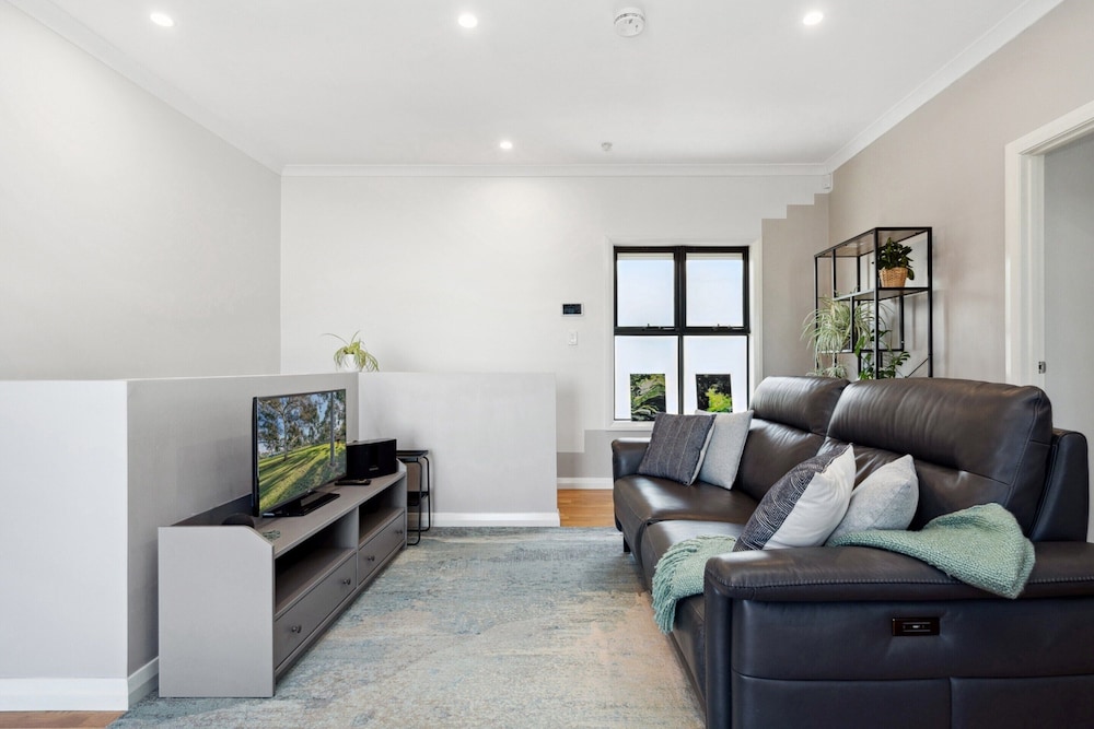 Bright 2-bed Townhouse With Balcony & Garage