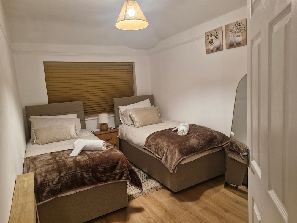 Charming Wythenshawe Home With Garden & Parking