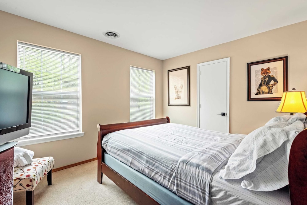 Lakeview Retreat w/ Kayaks, Game Room, Firepits Gated Community w/ Lake + Beach Access