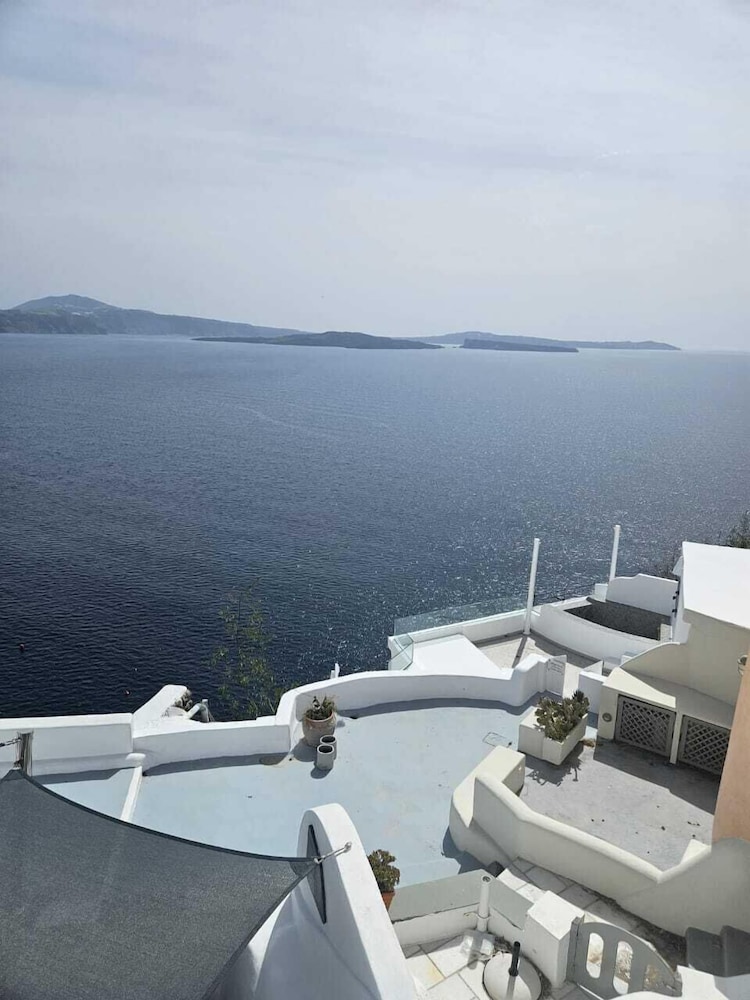 Phaos Oia Suites