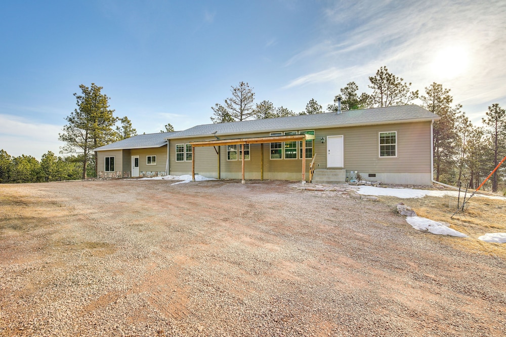 5 Mi to Town: Mtn-view Gem w/ Deck in Hot Springs
