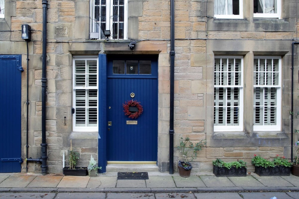 Quiet Ground Floor Mews Flat and Parking