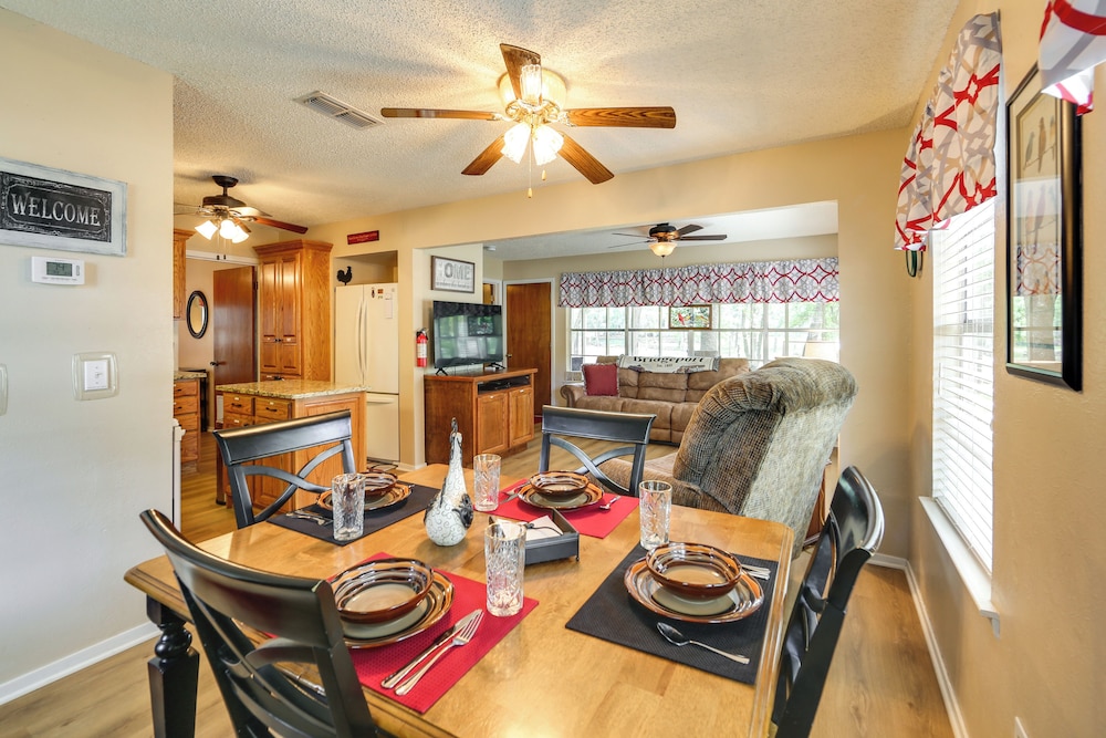 Family Home on Lake Bridgeport: Pets Welcome!