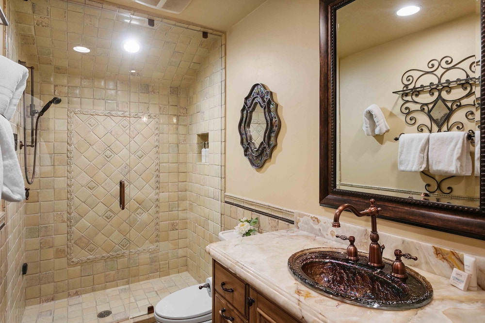 1617 - Six Bedroom plus Den Lakeside 6 Condo