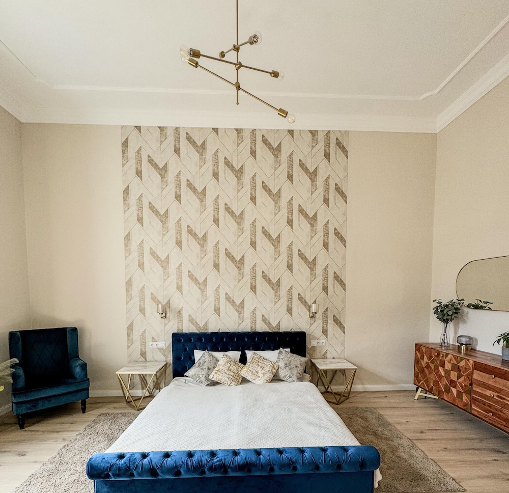 Luxury 3BR Apartment Near Basilica & Parliament